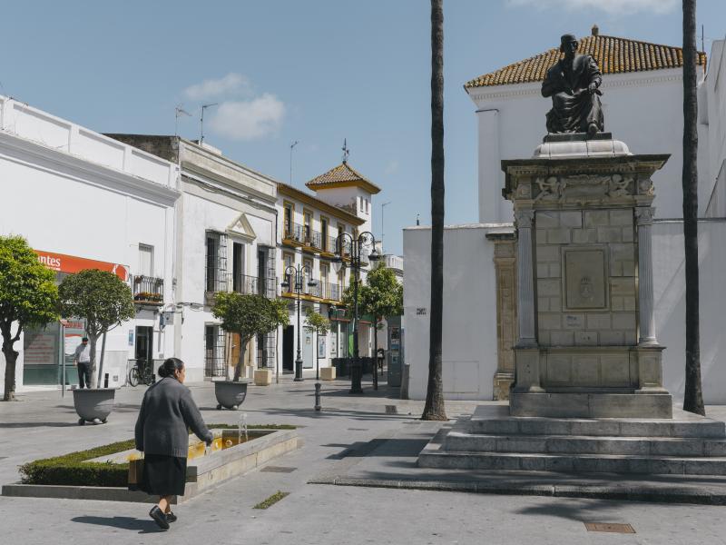 Estatua de Elio Antonio de Nebrija en la Plaza de España de Lebrija