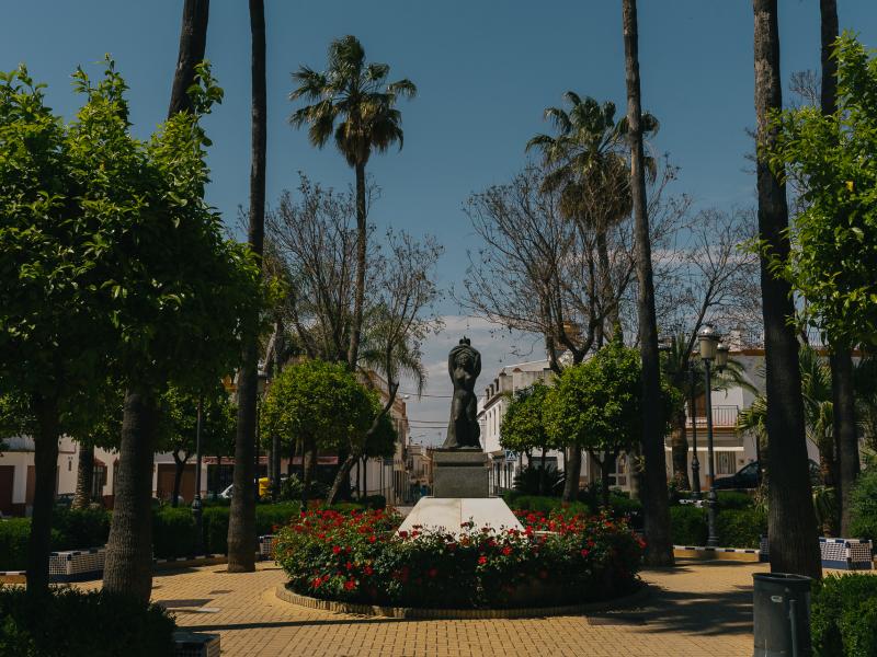 Paradas. Estatua en homenaje a Miguel Vargas en los Jardines de Gregorio Marañón