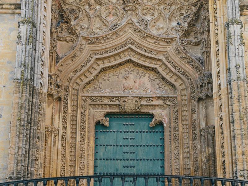 Utrera. Puerta de la Iglesia de Santiago el Mayor, con relieves góticos