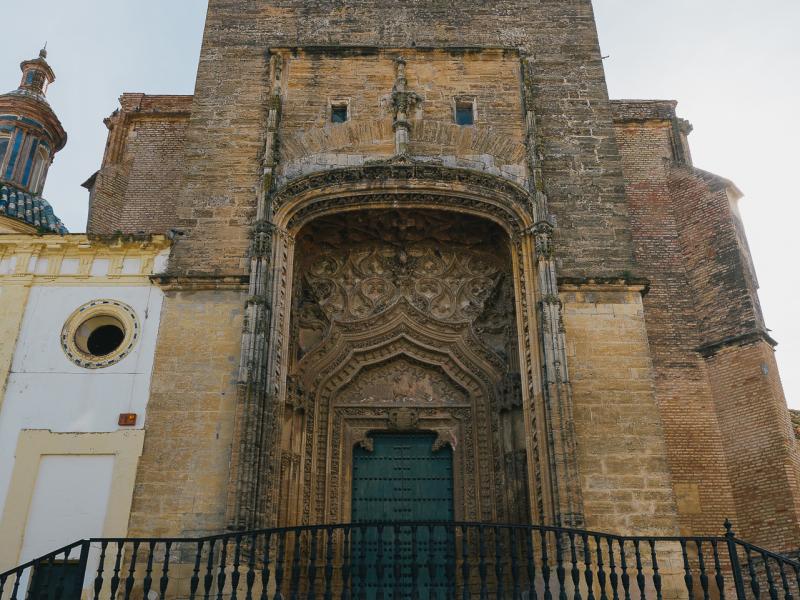 Utrera. Fachada de la Iglesia de Santiago el Mayor vista desde la calle Ruiz Gijón