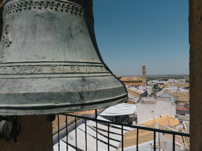 Osuna-Detalle de grabado de la campana de la Torre de la Merced