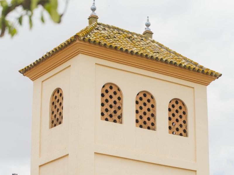 Torreón rectangular utilizado como palomar con cuatro caras y enrejado de mosaicos para la entrada de las aves