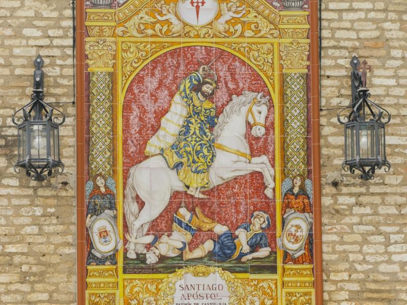 Mosaicos en colores de Santiago apóstol a caballo y dos faroles de hierro forjado a cada lado.