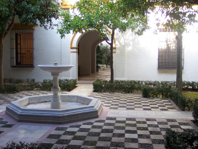 Castilleja de Guzmán-Patio con fuente del Palacio de los Guzmanes.
