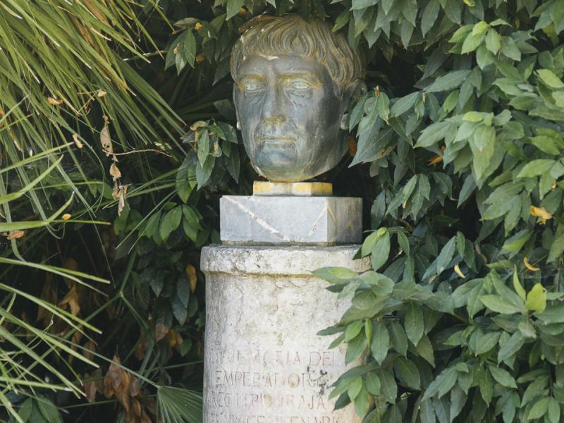 Monumento enterrado entre plantas del emperador Marco Trajano