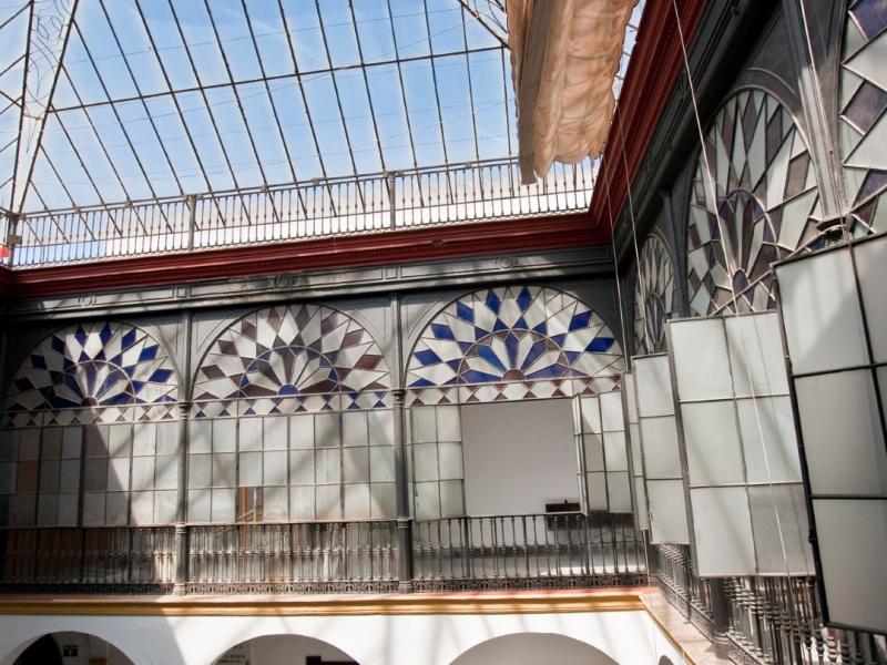 Utrera. Patio con techo de cristal y columnas del Palacio de Vistahermosa
