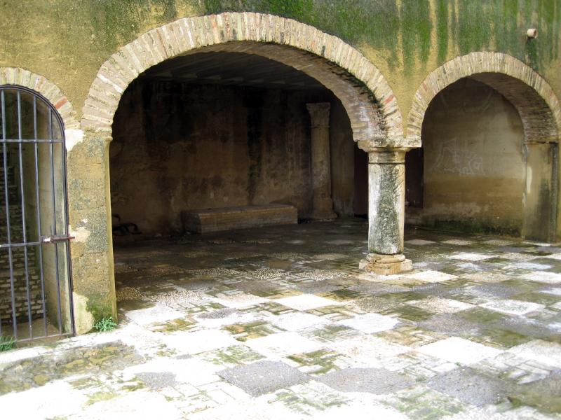 Utrera. Interior con columnas del Castillo