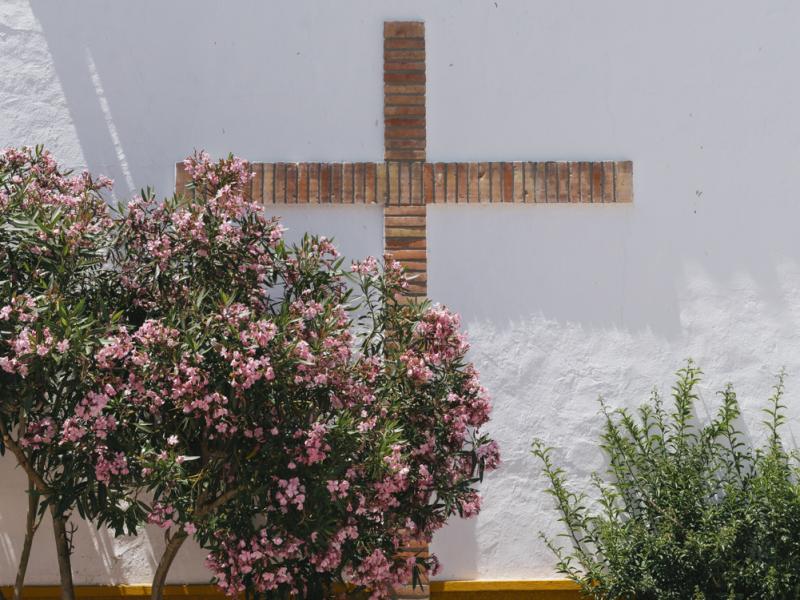 Algámitas-Detalle de una cruz en la fachada de la Iglesia del Dulce Nombre de Jesús