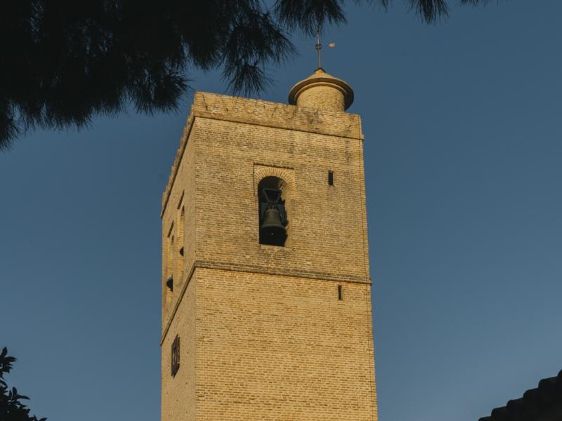 Vista trasera de la torre de la Iglesia Santa María de la Asunción