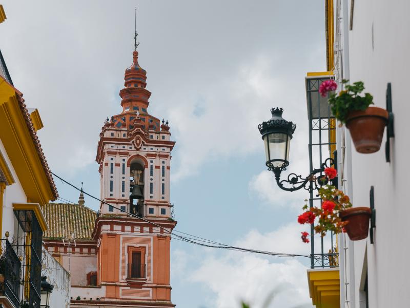 Las Cabezas de San Juan-Imagen parcial de la Iglesia de San Juan Bautista con el campanario