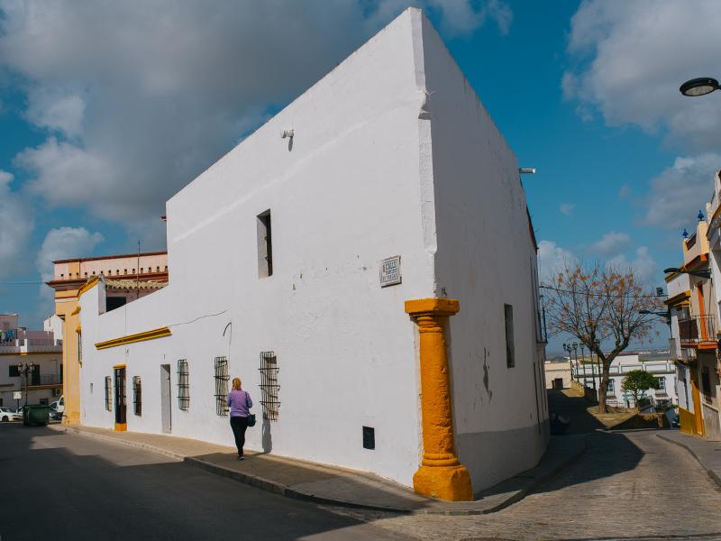 Las Cabezas de San Juan-Casa con columna