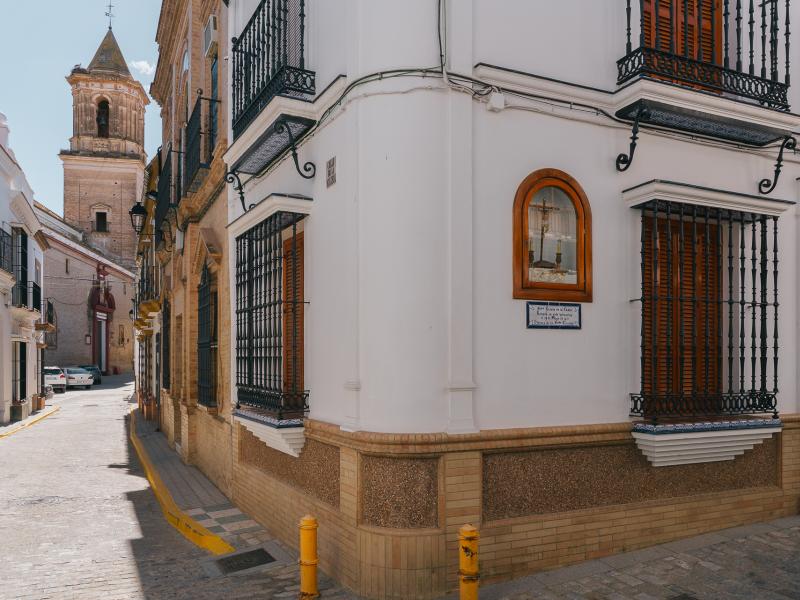 Cantillana. Torre de la Iglesia de Nuestra Señora de la Asunción vista desde la calle de enfrente