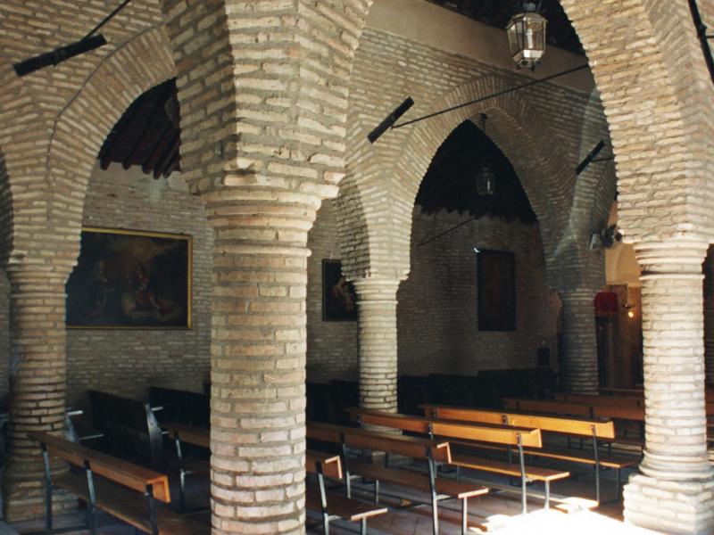 Cantillana. Interior con arcos de ladrillo de la Ermita de San Bartolomé