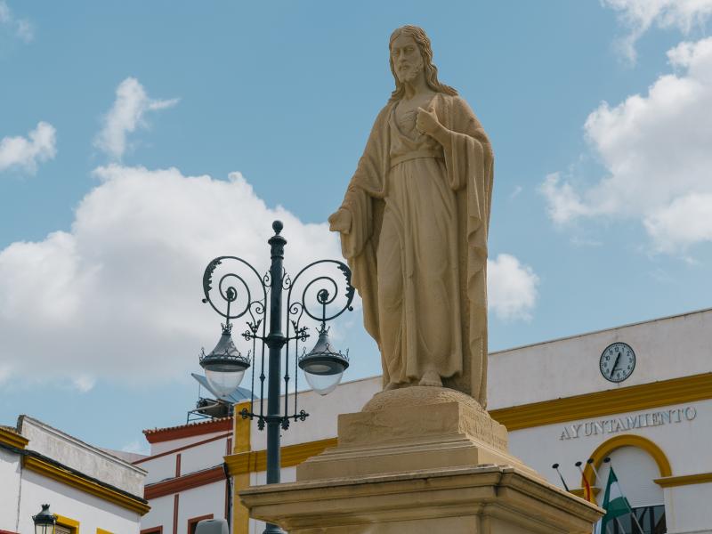 Las Cabezas de San Juan-Estatua del Sagrado Corazón de Jesús frente al Ayuntamiento 