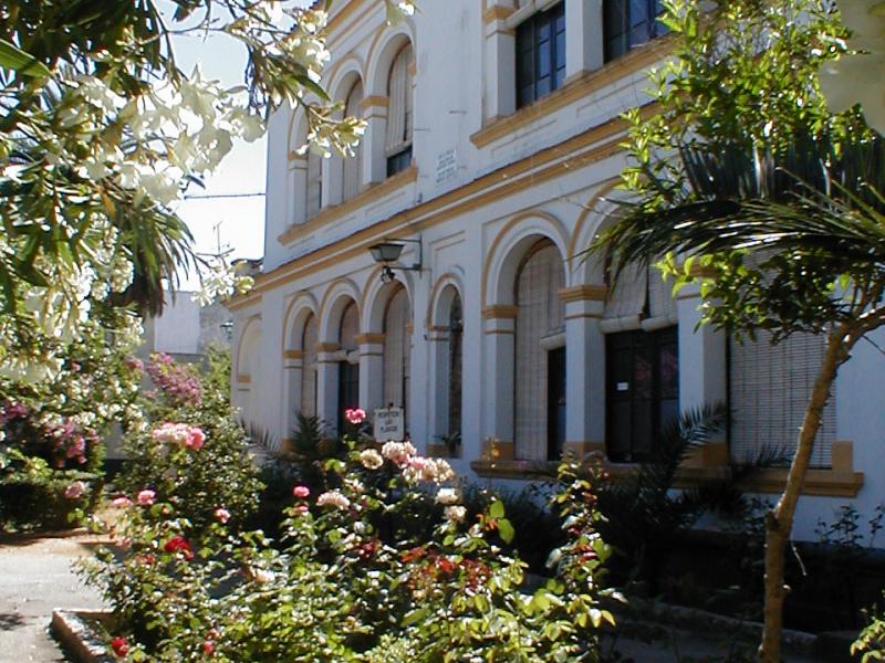Lora del Río. Fachada con columnas del Edificio Ramón y Cajal