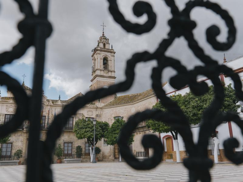 Lora del Río. Fachada del Ayuntamiento vista desde el herraje de un banco de la Plaza de España