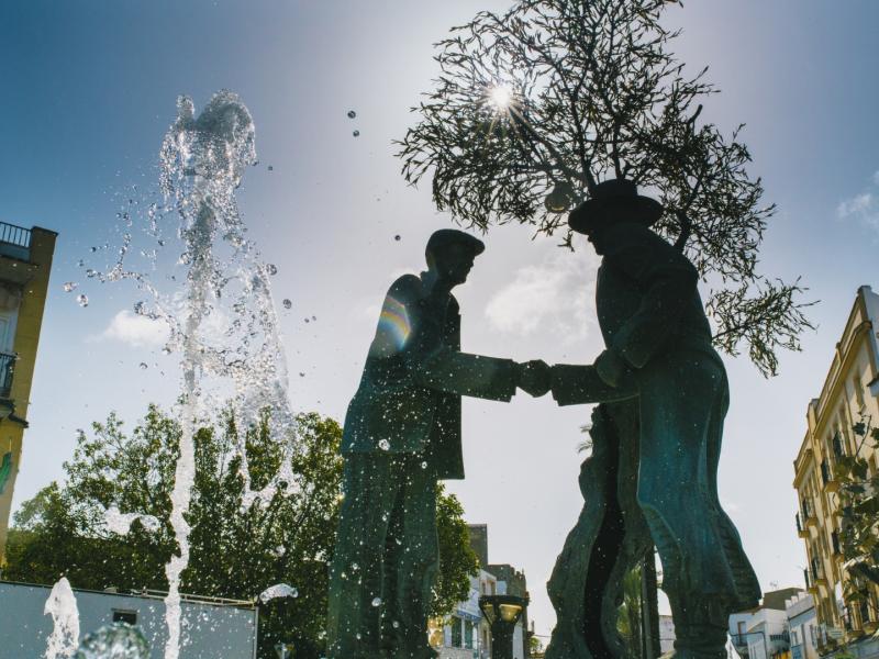 Los Palacios y Villafranca. Fuente de la Unión con esculturas de dos hombres dándose la mano