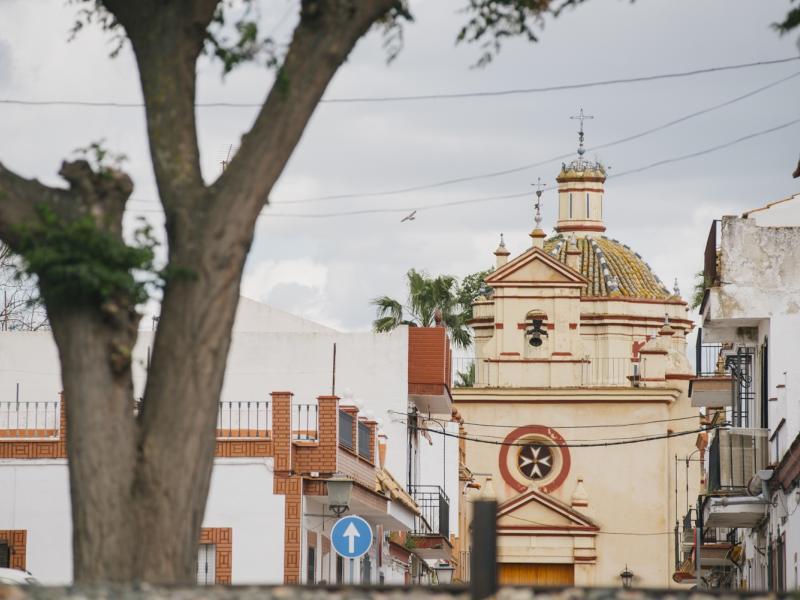 Capilla de Nuestra Señora de la Soledad vista desde una de las calles del municipio de Tocina