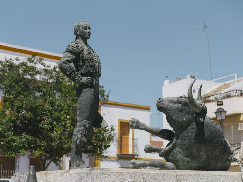Gelves. Monumento a Joselito el Gallo con el torero de perfil y el toro en el suelo