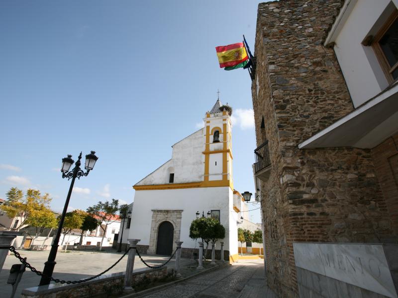 Almadén de la Plata. Iglesia de Santa María de Gracia y en el lateral derecho fachada del Ayuntamiento