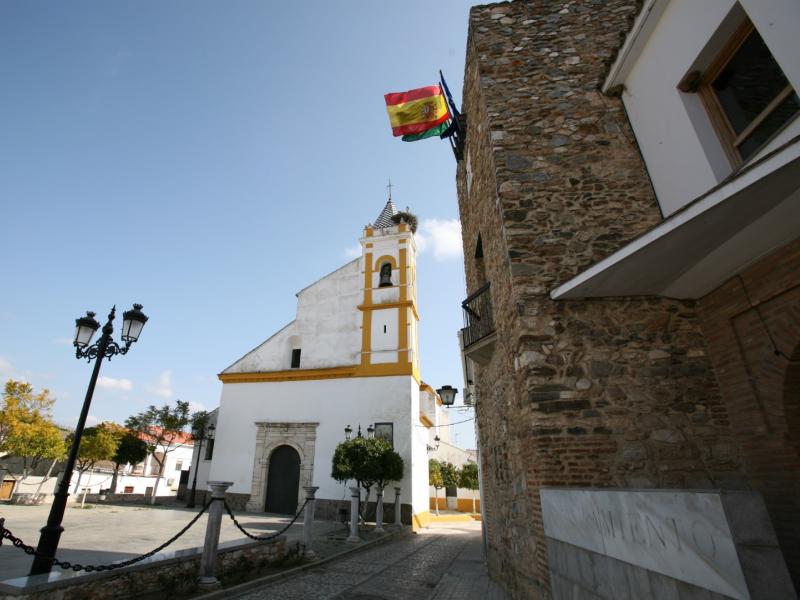 Almadén de la Plata. Torre de la Iglesia de Santa María de Gracia desde la plaza