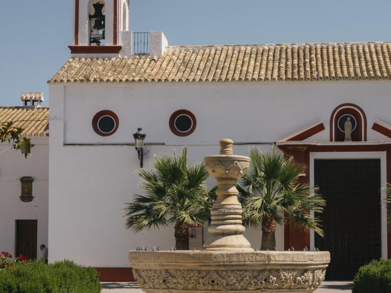 Coripe-Fuente de la plaza de San Pedro con fachada de la Iglesia detrás