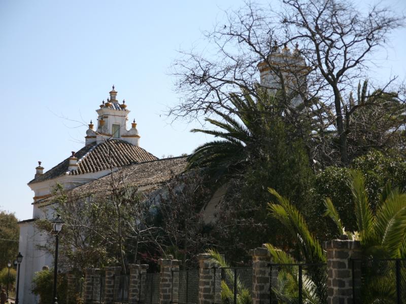 El Pedroso. Ermita de la Virgen del Espino con árboles delante