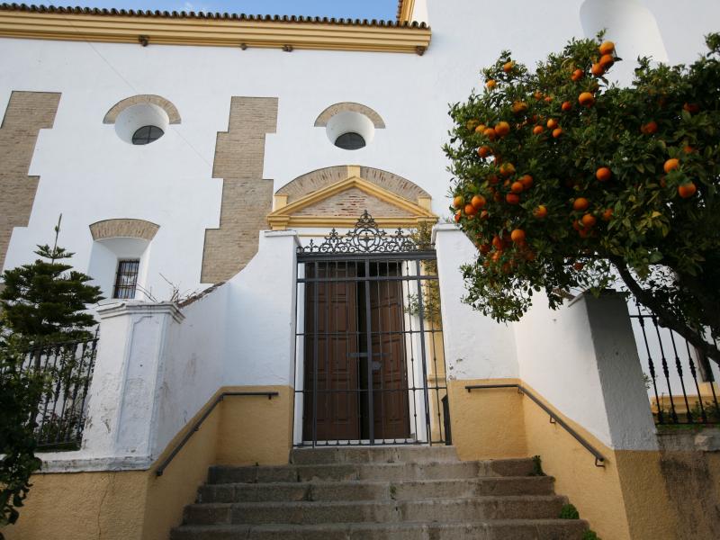 El Pedroso. Puerta lateral de la Iglesia de Nuestra Señora de la Consolación