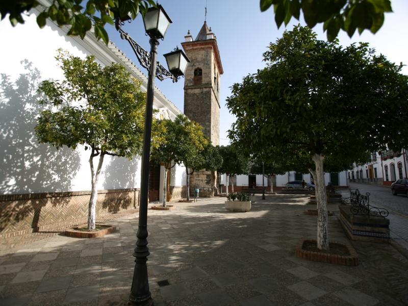La Puebla de los Infantes. Calle con Iglesia de Nuestra Señora de las Huertas