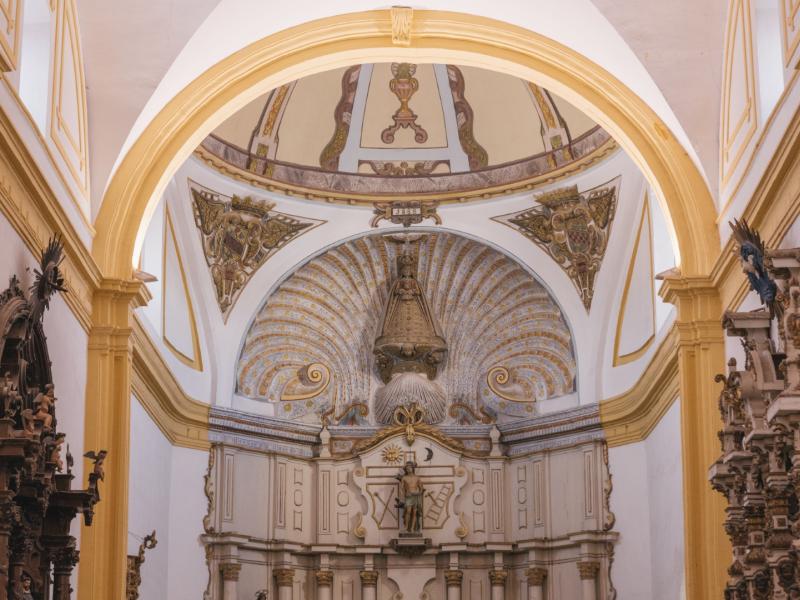 Detalle de la parte superior del altar