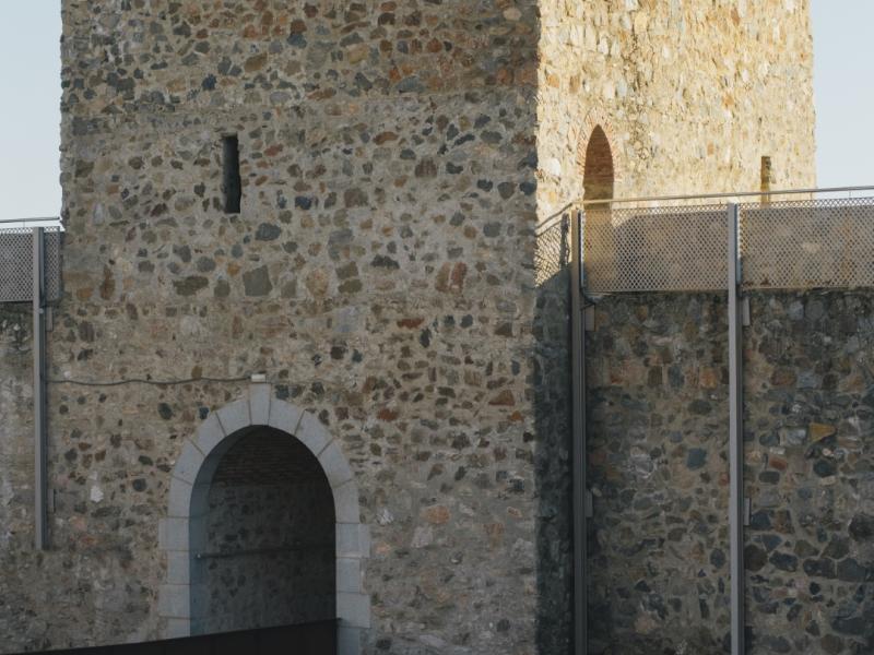 Torre de piedra del castillo medieval vista vertical