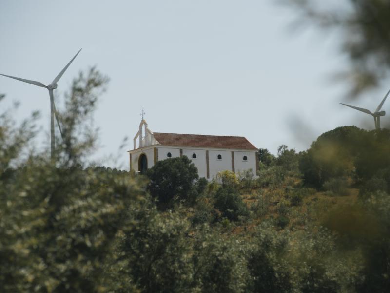 La Roda de Andalucía. Ermita de San Pancracio y dos turbinas de viento a ambos lados