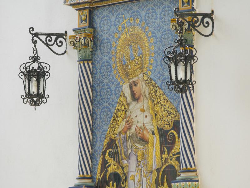 Tomares. Azulejo de Ntra. Sra. de los Dolores en la fachada de una iglesia