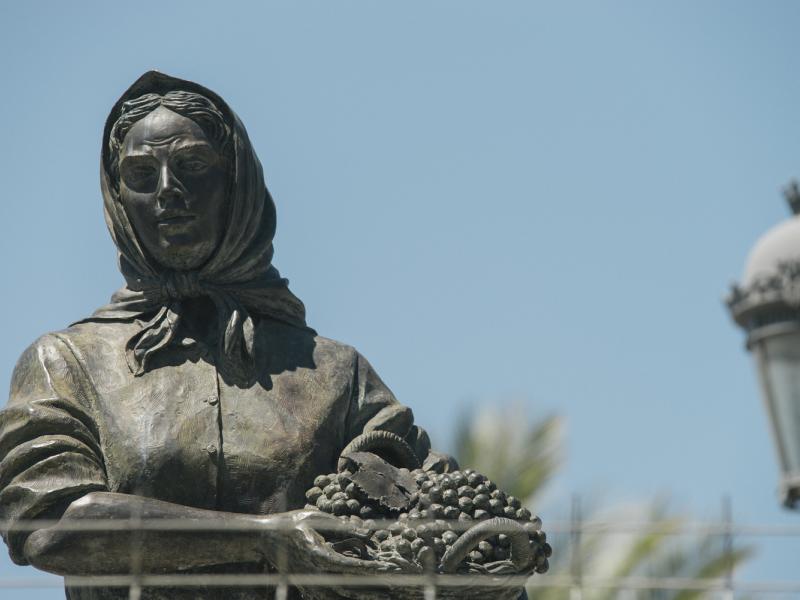 Villanueva del Ariscal. Detalle del Monumento a la Mujer Vendimiadora
