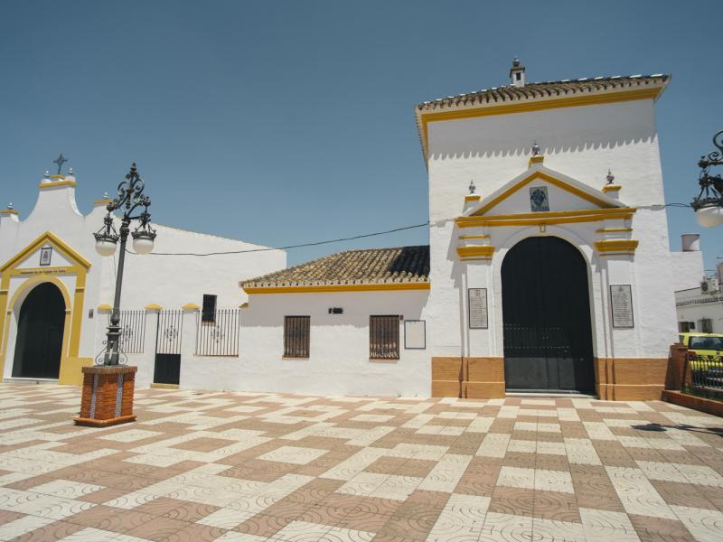 Villanueva del Ariscal. Fachada de la Ermita de San Miguel