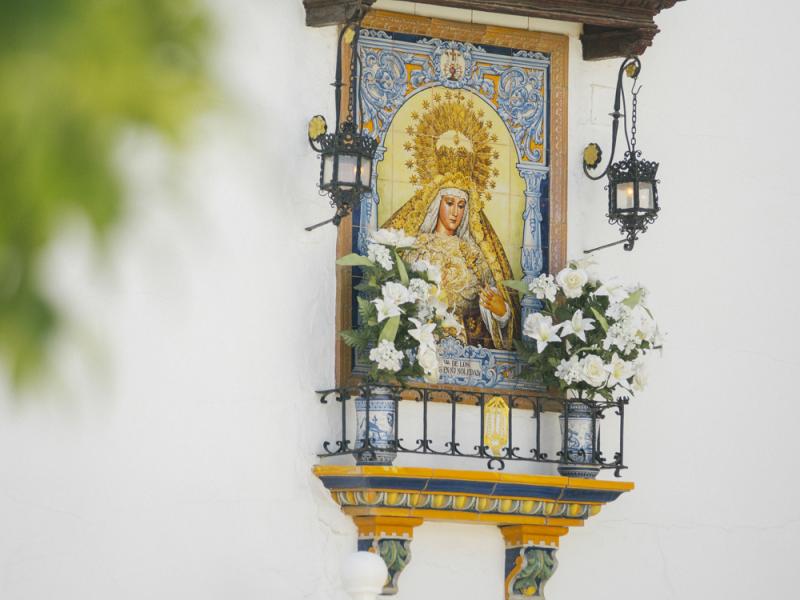 Albaida del Aljarafe. Detalle de Virgen en la entrada del Oratorio de la Hermandad de la Soledad