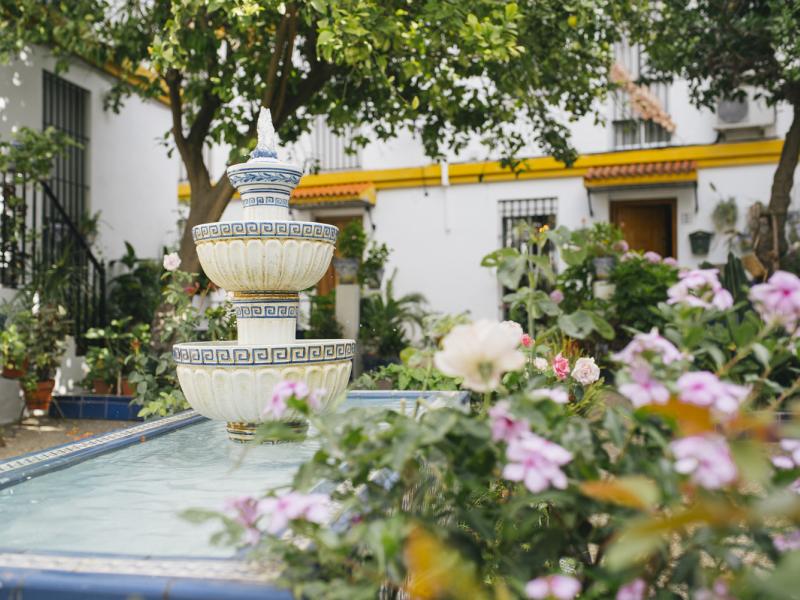 San Juan de Aznalfarache. Plaza con fuente y flores
