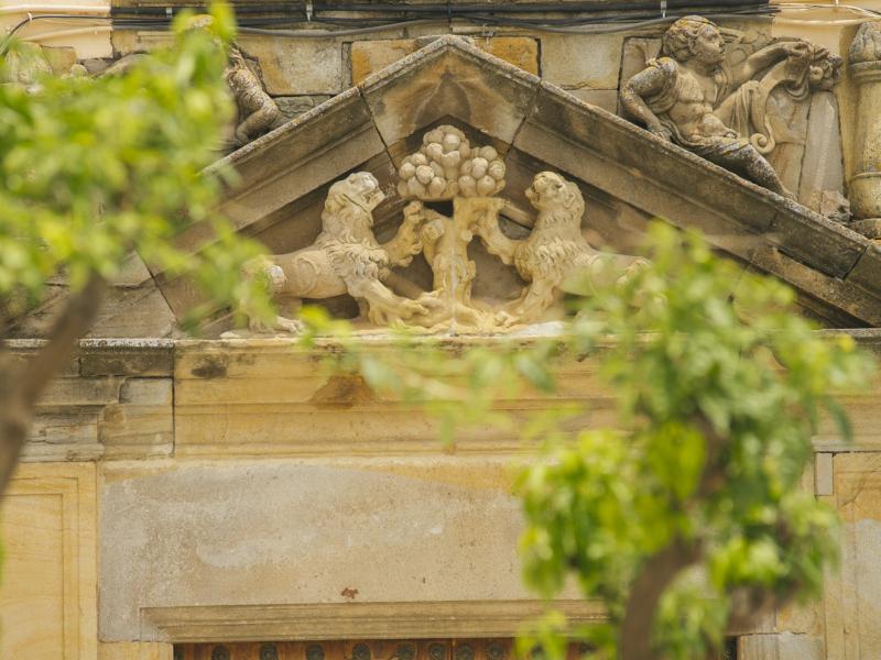 Castilleja de la Cuesta. Detalle leones y naranjo en piedra de la iglesia de Santiago
