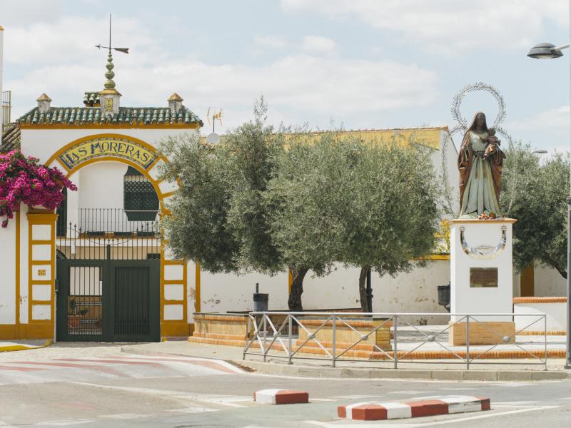 Salteras. Monumento Virgen de la Oliva frente a Las Moreras