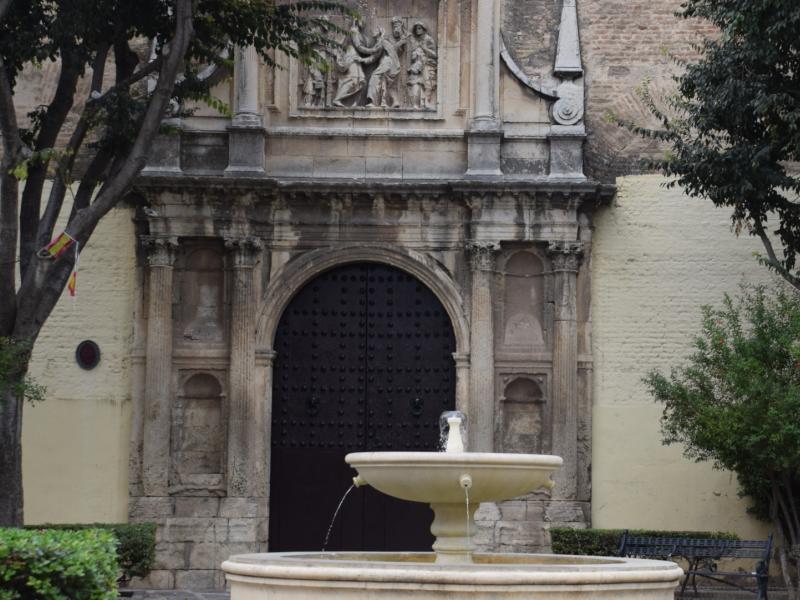Fachada del convento de santa isabel con la fuente delante de la puerta principal