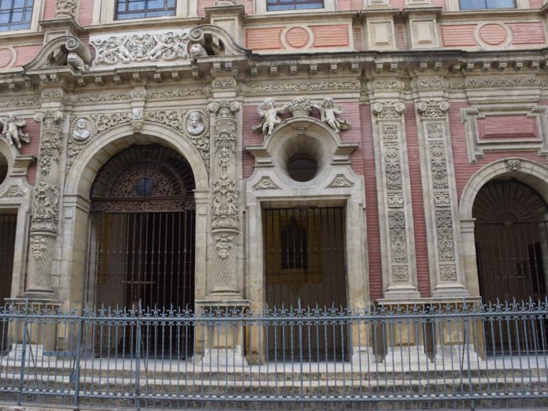 Fachada de la iglesia de san luis de los franceses con su puerta principal y la verga de hierro que la protege