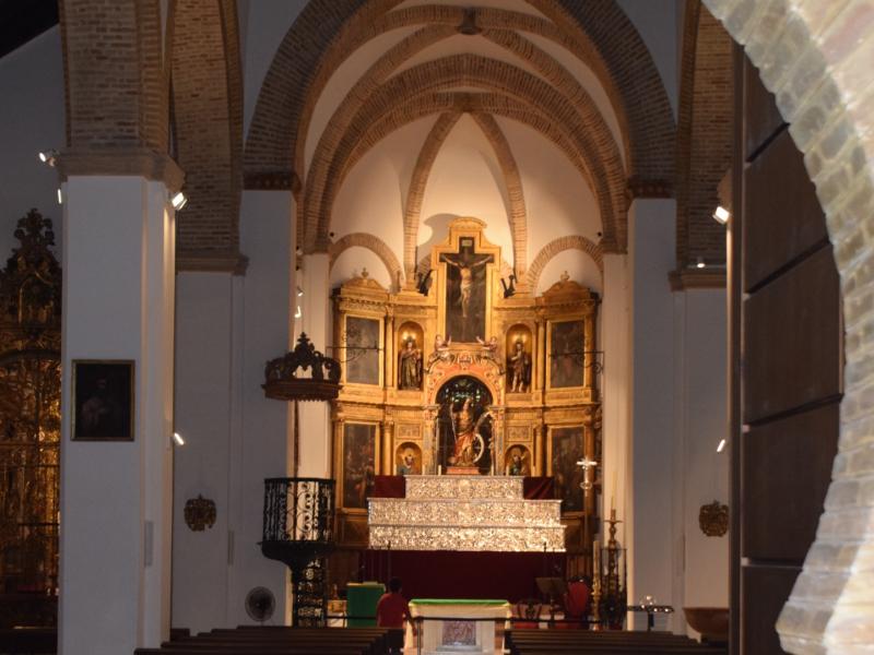 Interior de la iglesia de santa catalina, donde se ve el altar y las imágenes religiosas