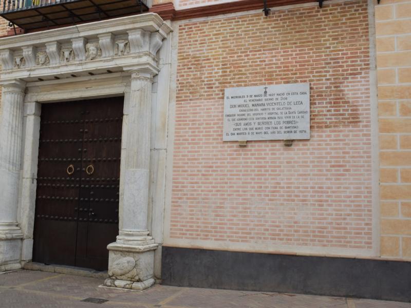 Puerta de entrada principal con bordes de mármol del palacio de miguel de mañara