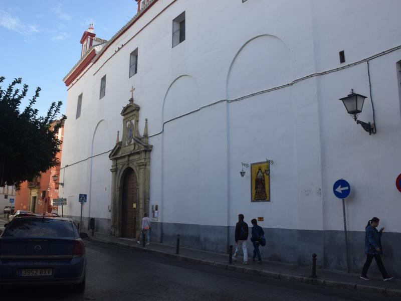 Fachada del convento de san leandro donde se ve el muro del edificio pintado de color blanco