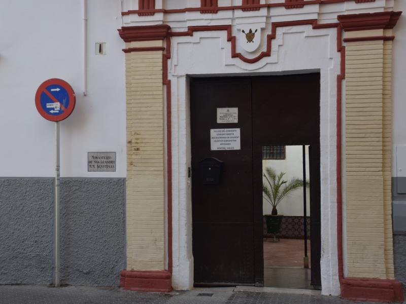 Puerta principal de entrada al convento de san leandro con columnas a ambos lados de la puerta