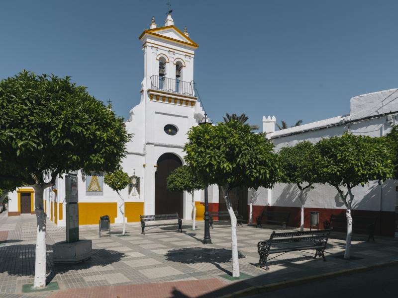 Almensilla-Fachada de la Iglesia de Nuestra Señora de la Antigua vista desde la plaza