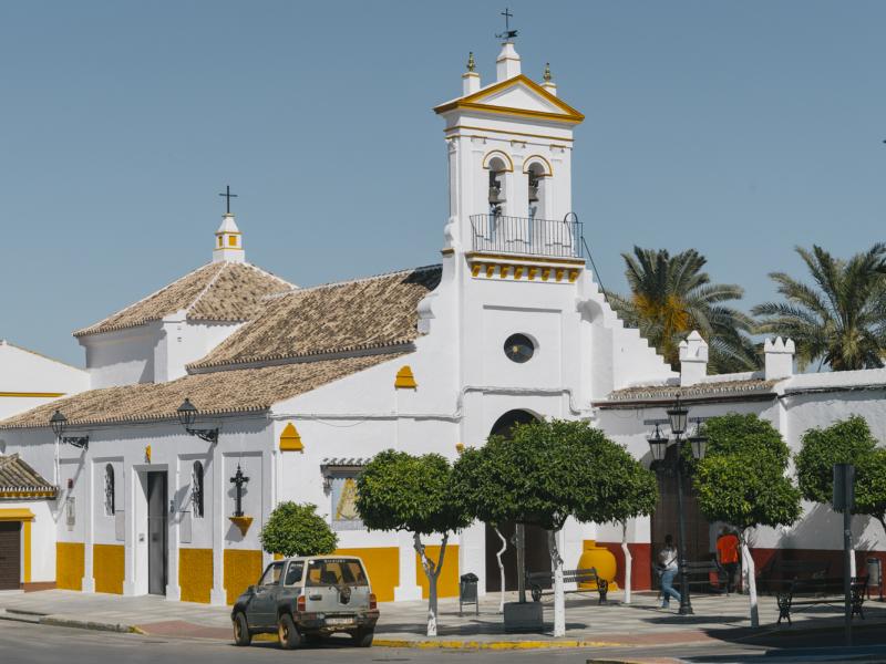 Almensilla-Vista de la fachada de la Iglesia de Nuestra Señora de la Antigua desde la plaza