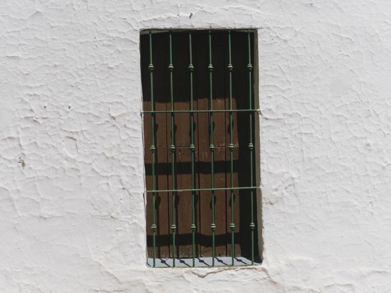 El Castillo de las Guardas. Detalle de la ventana de una casa blanca