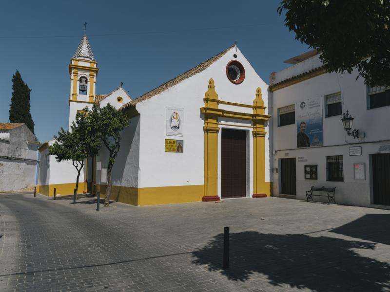 Palomares del Río. Iglesia Ntra. Sra. de la Estrella desde la Plaza de Andalucía