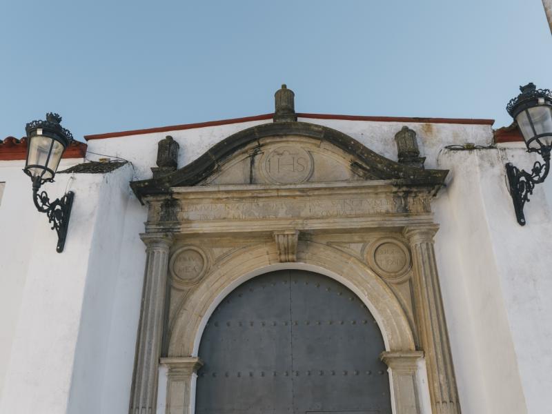 Puerta ubicada en el lateral de la iglesia